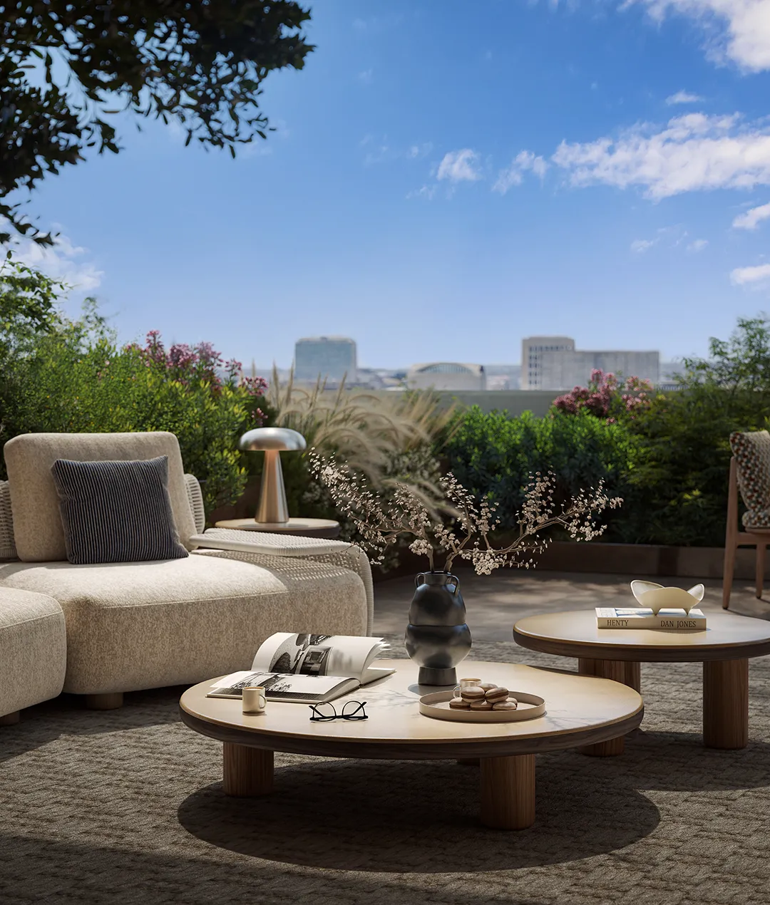 Zona relax sulla terrazza di un attico a Roma EUR, con divani di design, tavolini e giardino pensile.